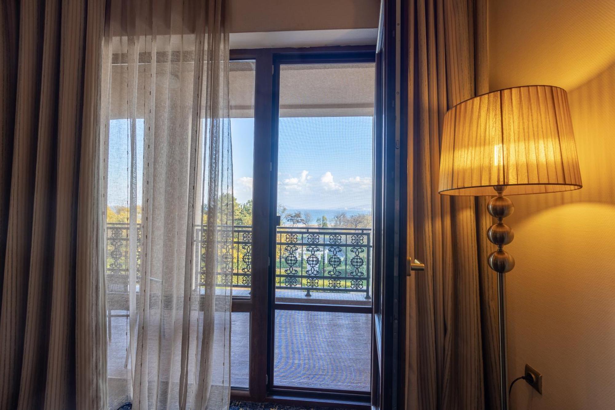 Primoretz Grand Hotel & Spa Burgas Exterior foto A room at the hotel