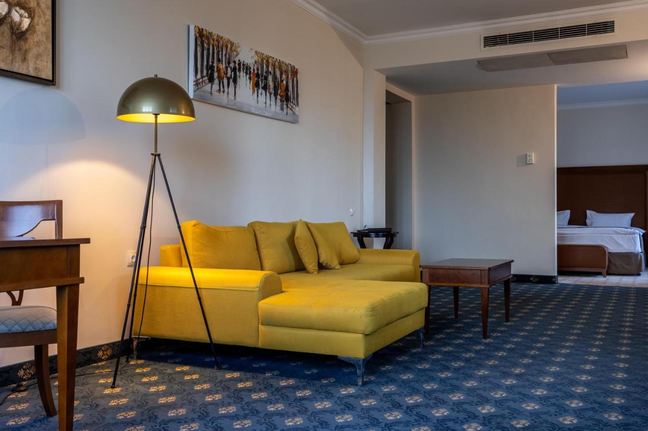 Primoretz Grand Hotel & Spa Burgas Exterior foto A suite at the hotel
