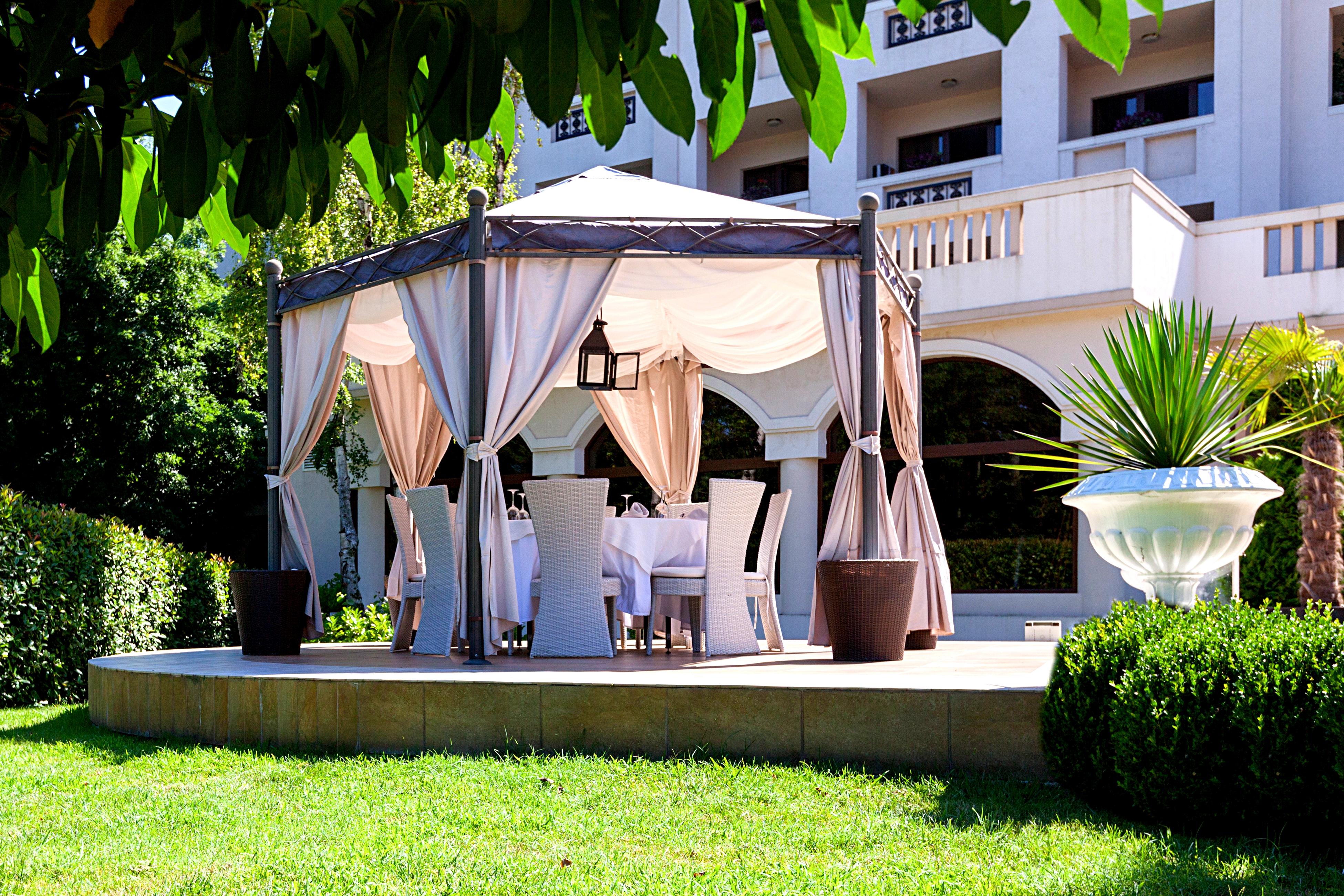 Primoretz Grand Hotel & Spa Burgas Exterior foto Pergola in the garden of a hotel