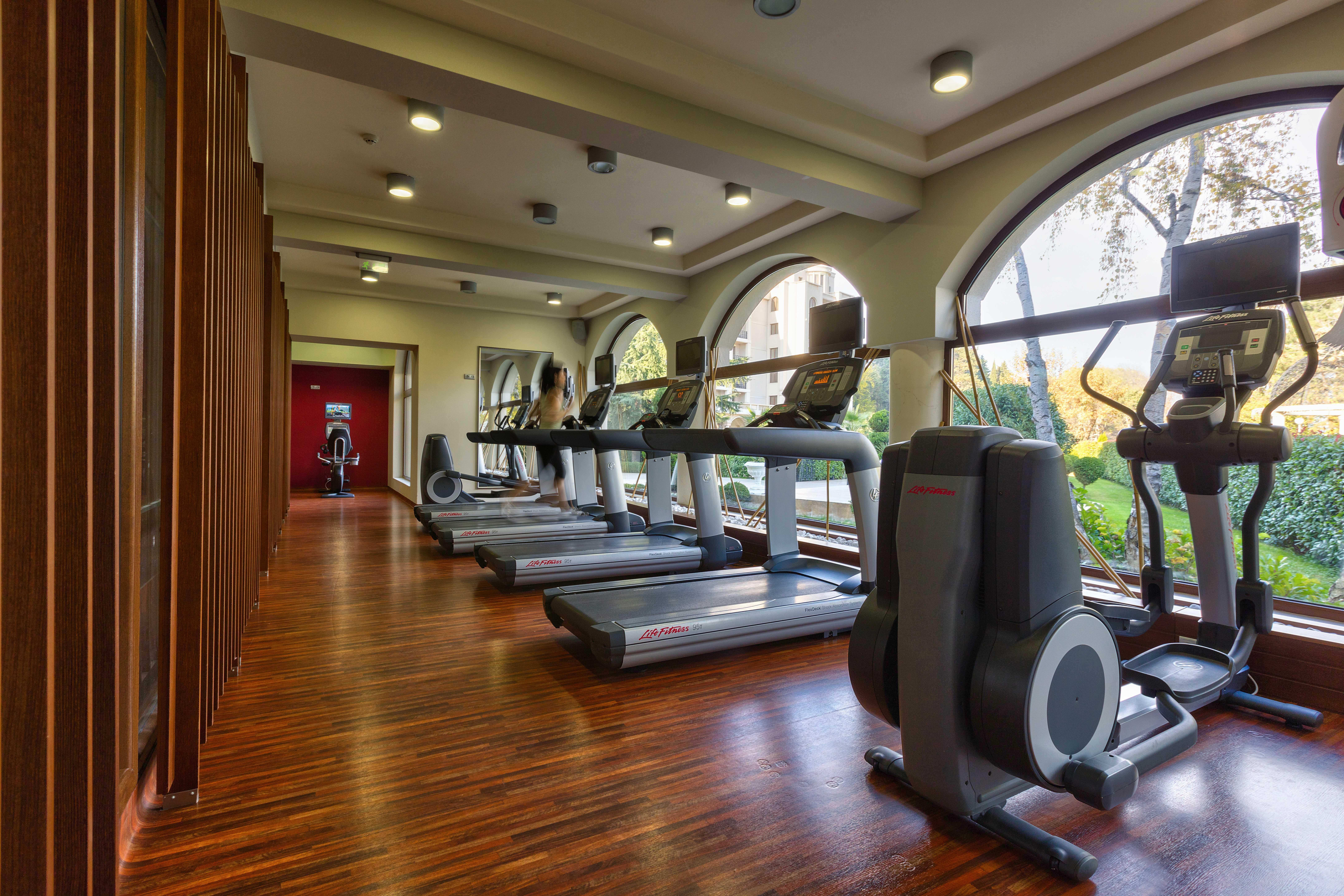 Primoretz Grand Hotel & Spa Burgas Exterior foto The gym at the hotel