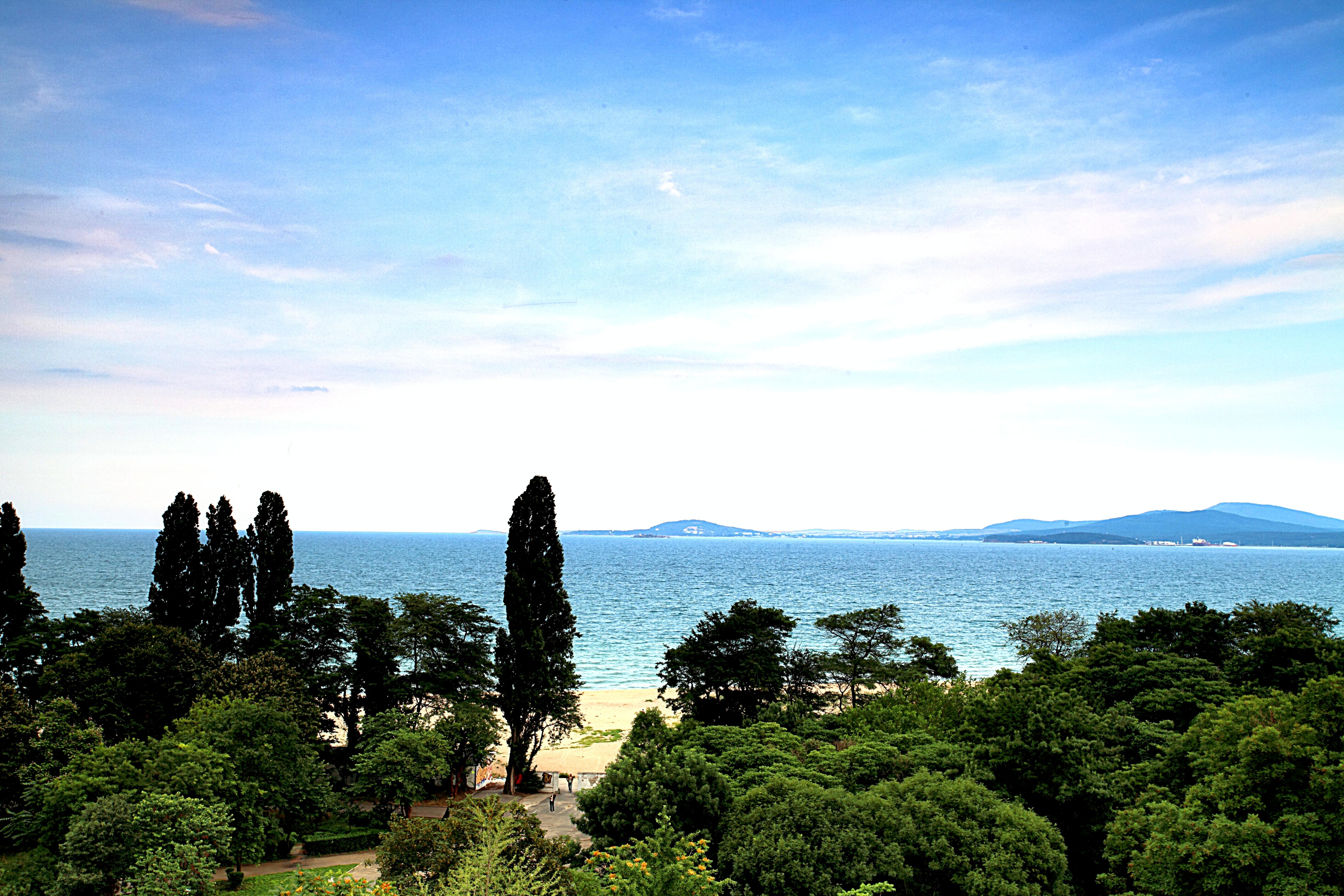 Primoretz Grand Hotel & Spa Burgas Exterior foto View of the Gulf of Poetto from the park