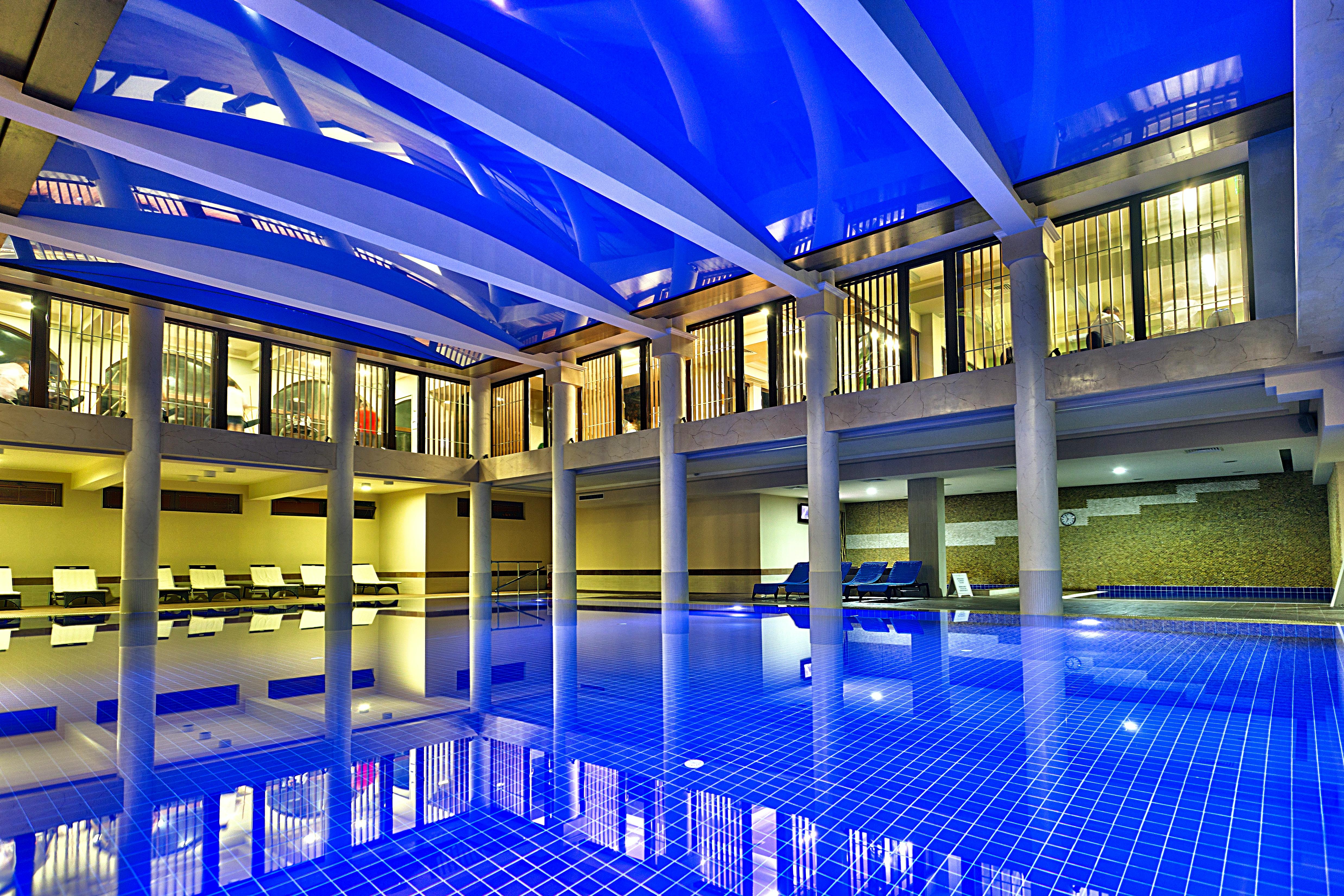 Primoretz Grand Hotel & Spa Burgas Exterior foto The swimming pool at the Royal Commonwealth Pool