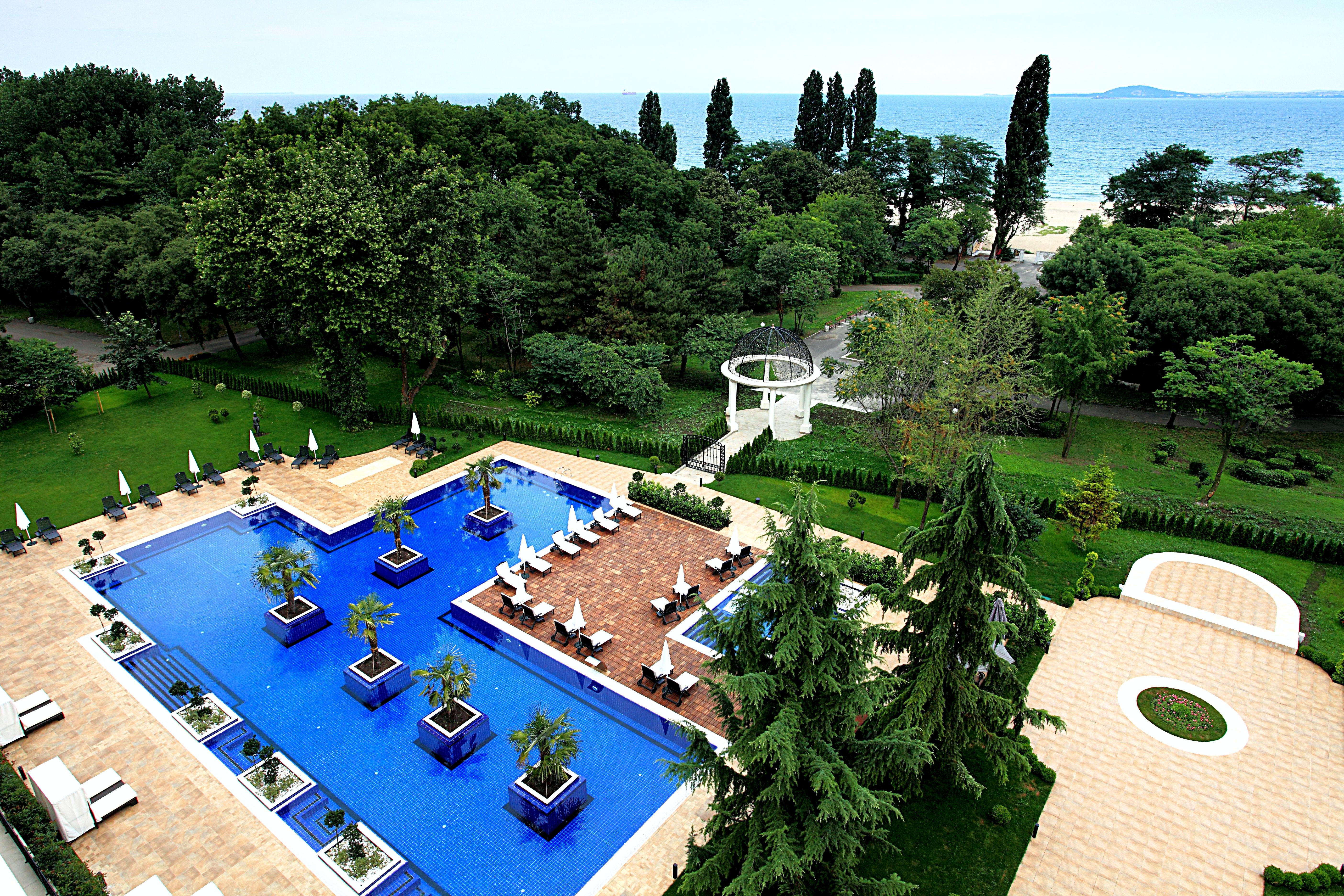 Primoretz Grand Hotel & Spa Burgas Exterior foto The swimming pool at the hotel